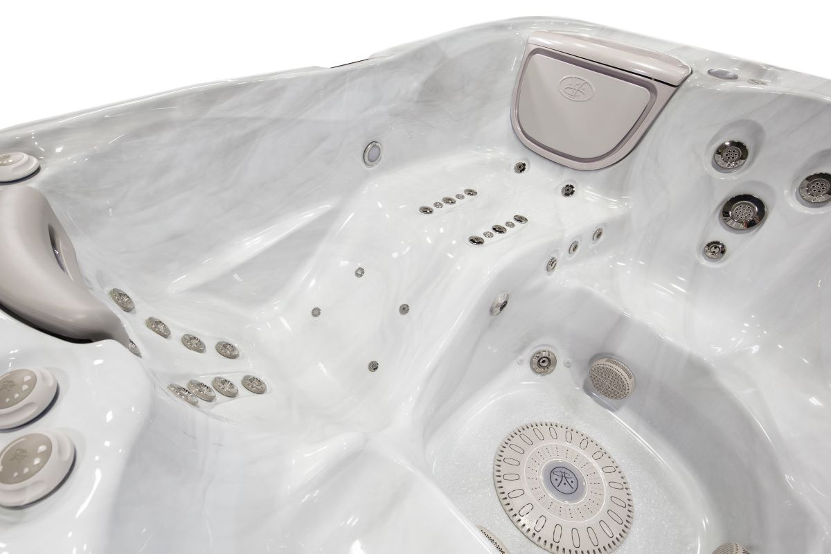 Närbild på spabadets liggplats