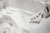 Spabad Signature Self-Cleaning 779 - Platinum Närbild på spabadets liggdel