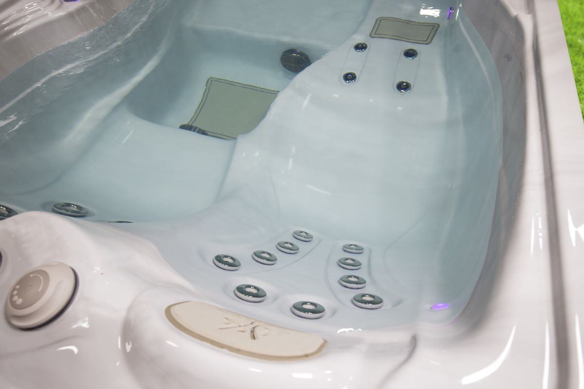 Närbild på liggdelen av spabadet med vatten i sig