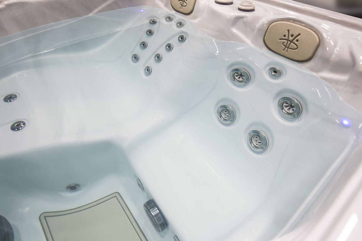 Närbild på en av sittplatserna i spabadet med vatten i sig