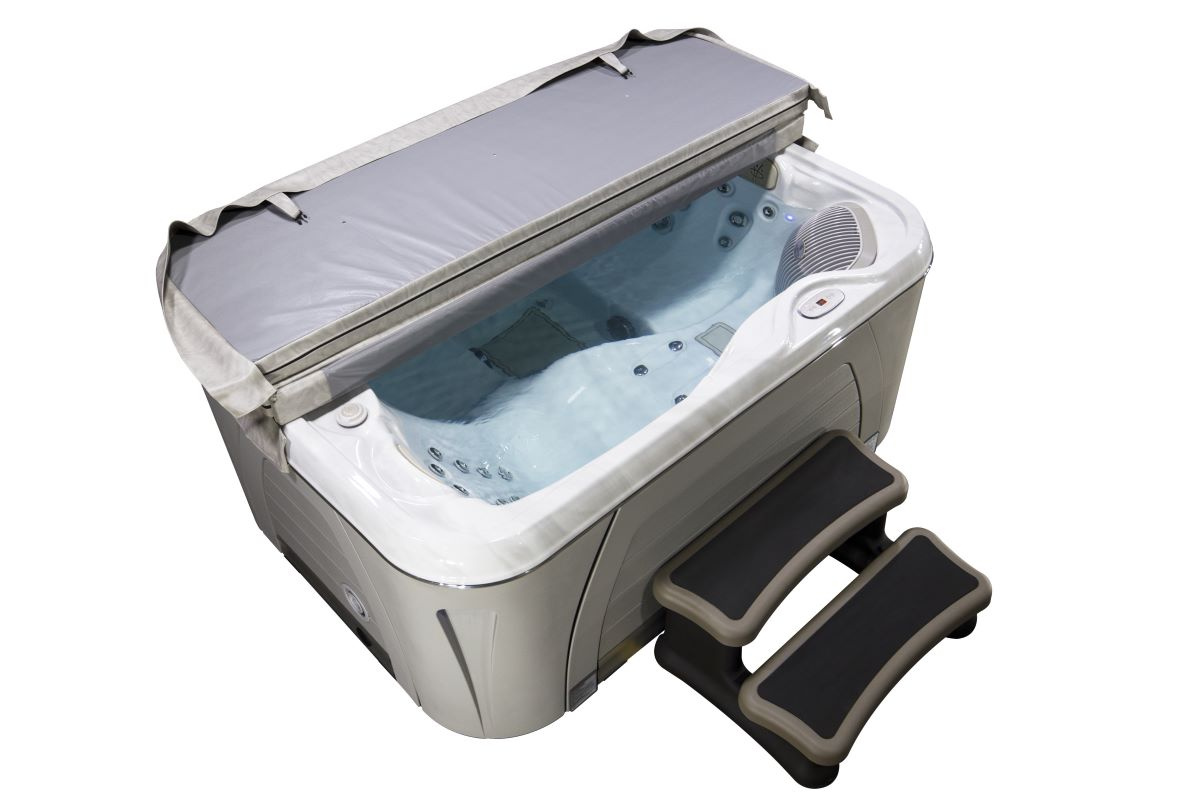 Spabadet med ett halvöppet lock och en trappa mot en vit bakgrund