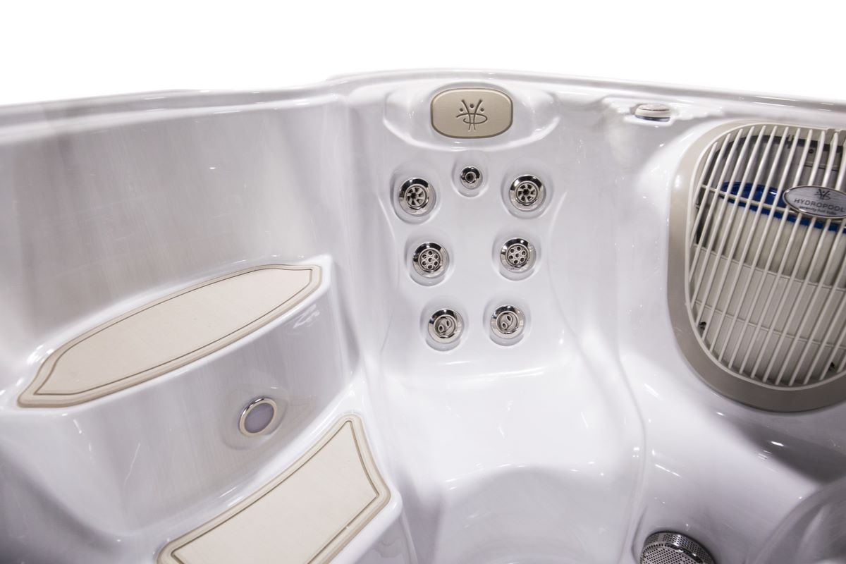 Närbild på en sits och trappstegen i spabadet