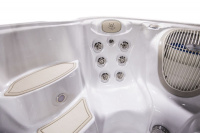 Halkfria trappsteg för trygg in- och utstigning Närbild på en sits och trappstegen i spabadet