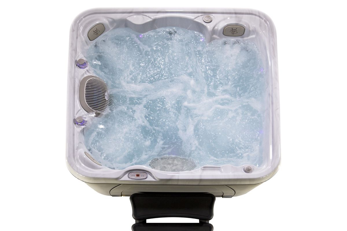 Spabadet sett ovanifrån fyllt med vatten