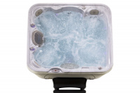 Trappan säljs separat Spabadet sett ovanifrån fyllt med vatten