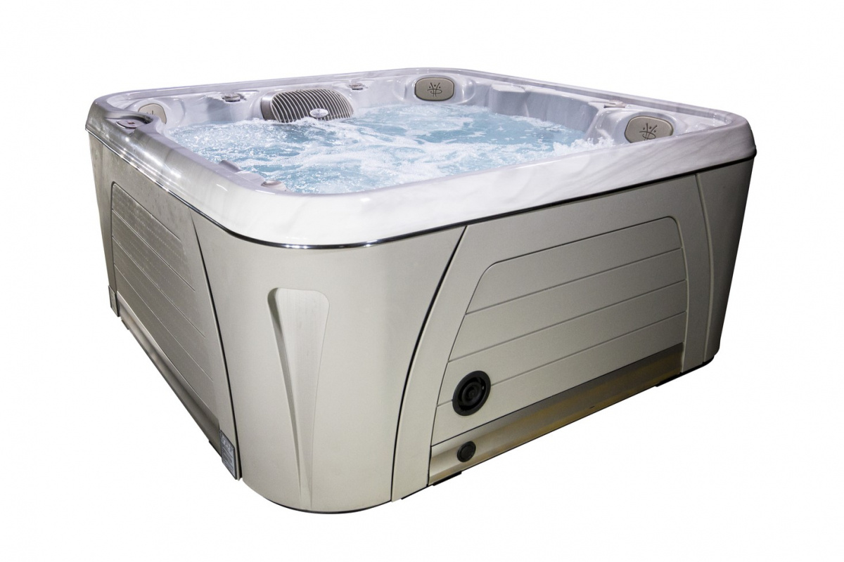 Spabadet fyllt med vatten sett från sidan