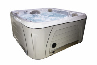 Spabad Serenity 4500 Spabadet fyllt med vatten sett från sidan