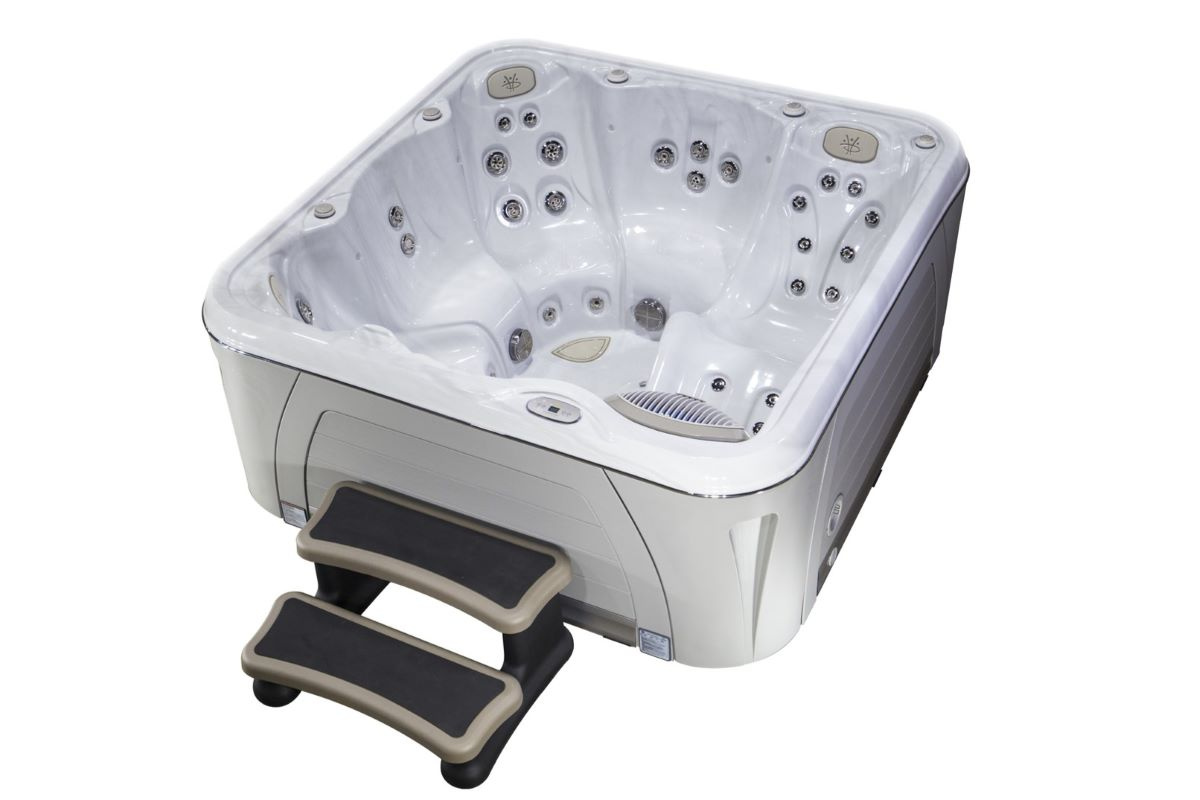 Spabadet sett snett ovanifrån mot en vit bakgrund