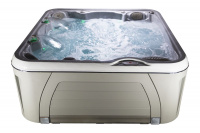 Spabad Serenity 5900 Spabadet fyllt med vatten mot en vit bakgrund