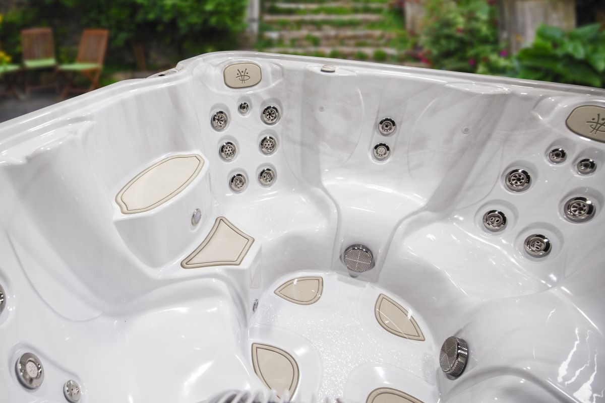 Närbild på spabadets interiör med sittplatser och trappsteg