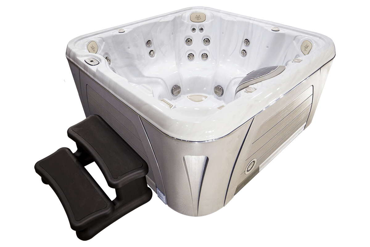 Spabadet sett snett ovanifrån mot en vit bakgrund