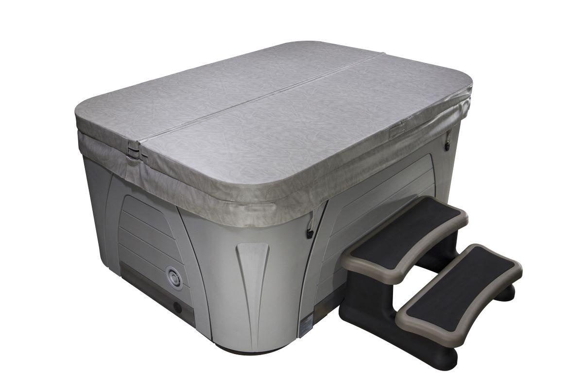 Spabadet med ett stängt lock och en trappa mot en vit bakgrund