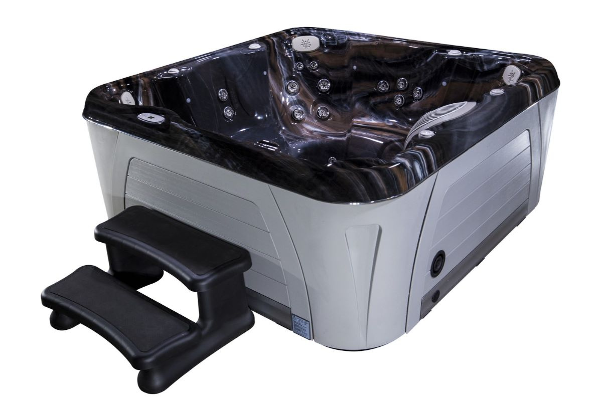 Spabadet sett snett ovanifrån mot en vit bakgrund