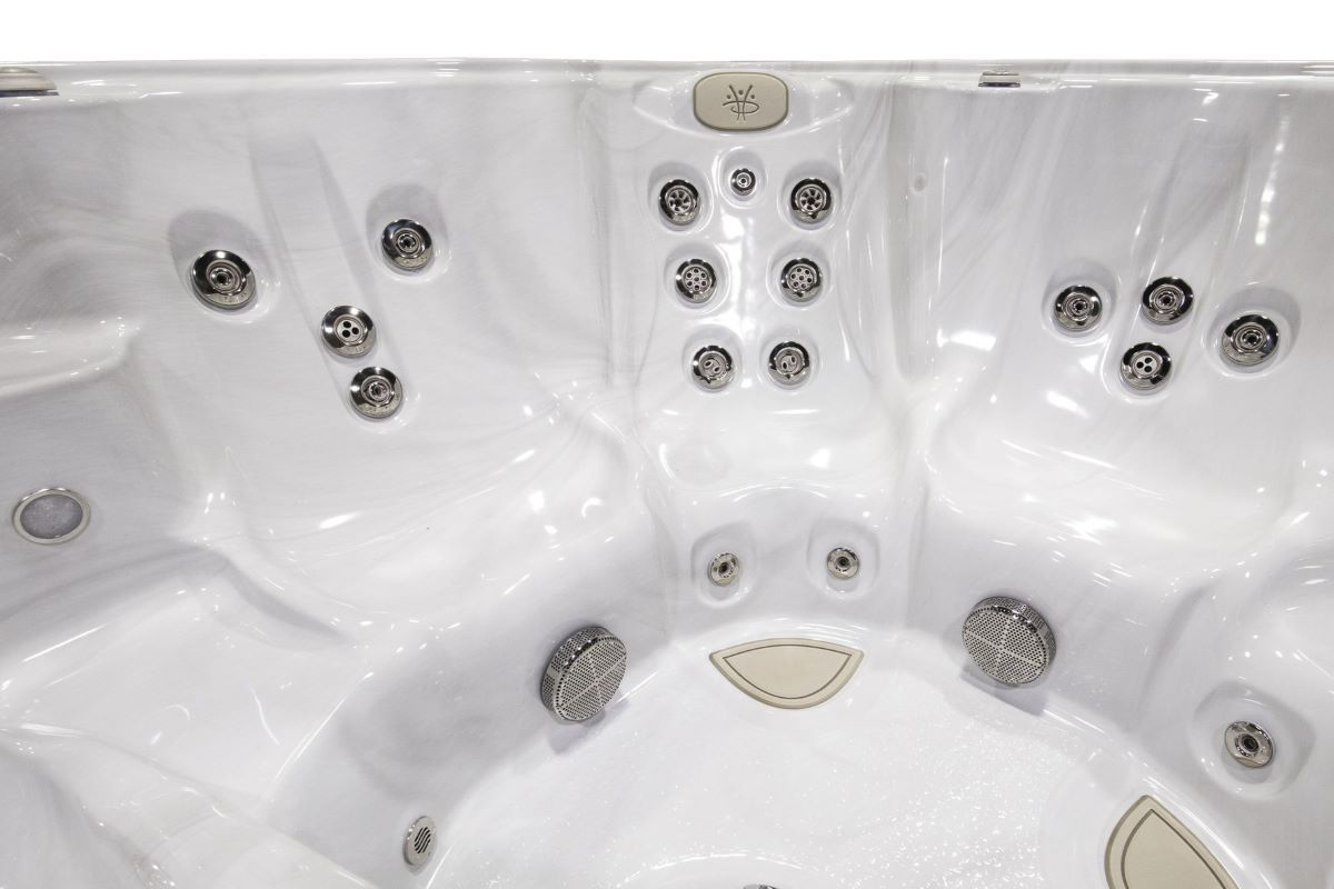 Närbild på tre av sitsarna inne i spabadet