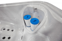 Dubbla filter för mer effektiv vattenrengöring Närbild på facket med spabadets filter utan skyddet