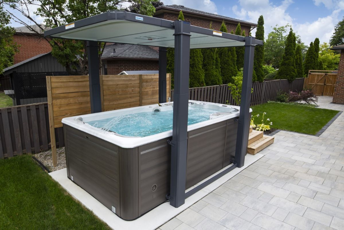 Swimspabadet i en trädgård med ett höjt Covana Skydd