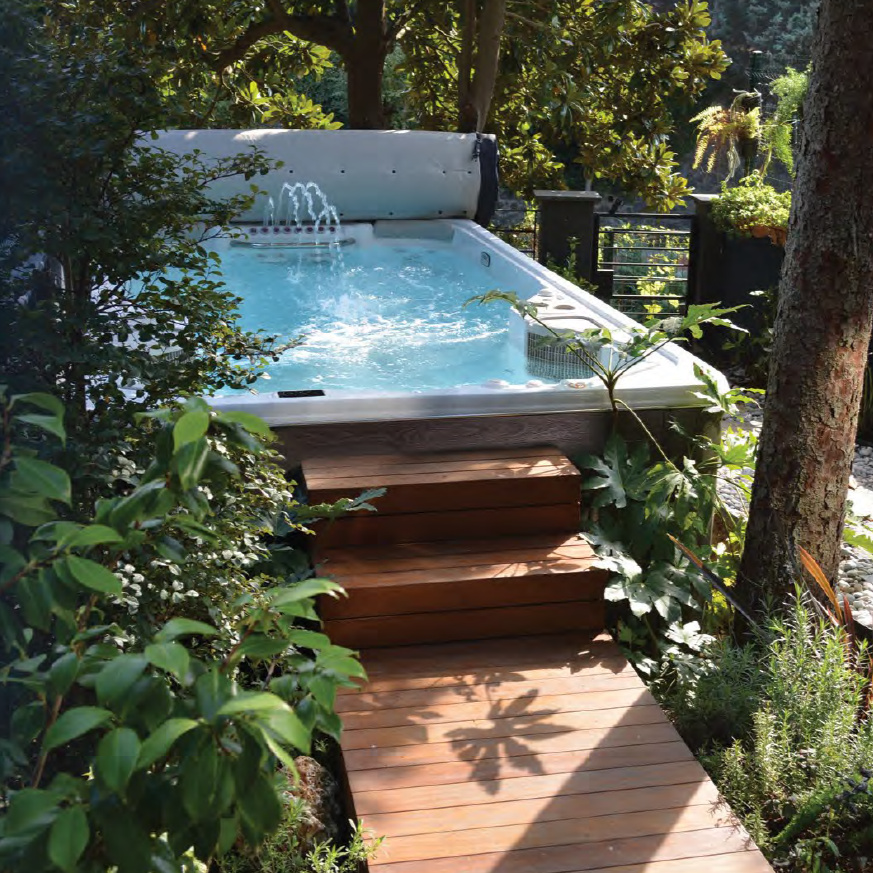 Spabadet omringat av växter med ett öppet rullock