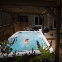 Swimspa 14AX AquaSport Swimspabadet med en simmare som använder motströmmen