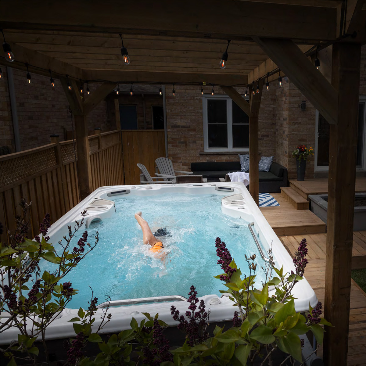 Swimspabadet med en simmare som använder motströmmen 