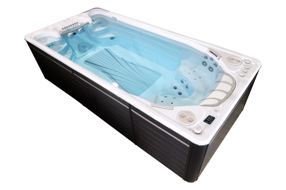 Swimspa 16EX Executive Sport fyllt med vatten sett snett ovanifrån