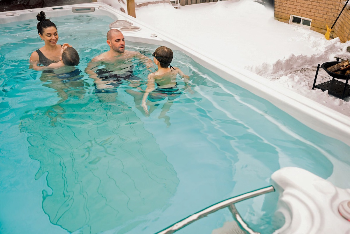 Närbild på Swimspabadet med en familj i vattnet