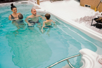 Swimspa 17AX AquaTrainer Närbild på Swimspabadet med en familj i vattnet