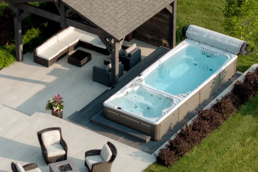 Swimspabadet på en uteplats bredvid en gräsmatta