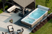 Swimspabadet med ett rullock Swimspabadet på en uteplats bredvid en gräsmatta