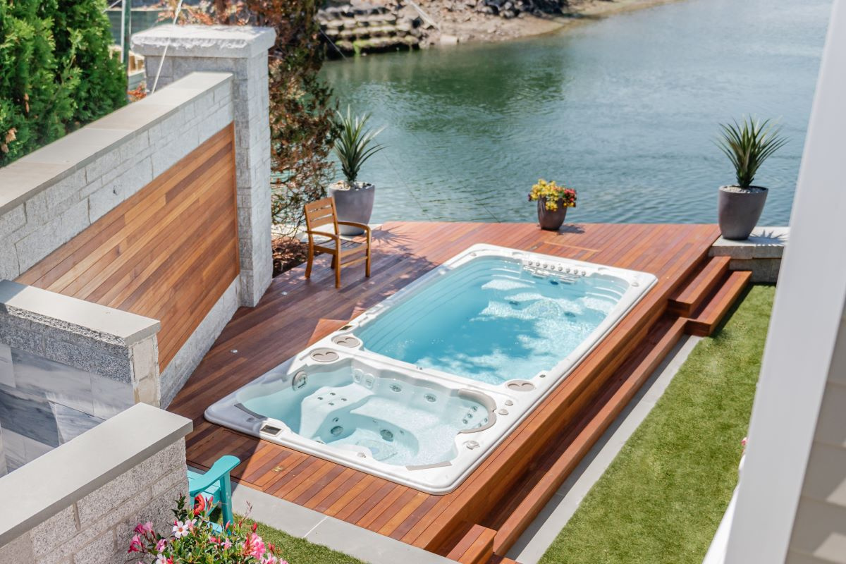 Swimspabadet i en altan framför öppet vatten