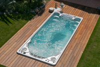 Swimspa 19EX Executive Trainer Swimspabadet i en altan med gräs runtomkring