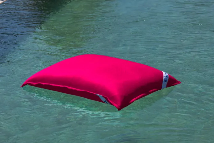 SwimBag Junior Fushia flytande på vattenytan