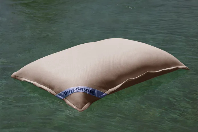 Junior Swimmingbag Beige flytande på vattenytan