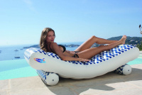 Dubbelsidig Uppblåsbar Badmadrass Graphic En dam ligger på den uppblåsbara badmadrassen bredvid en pool
