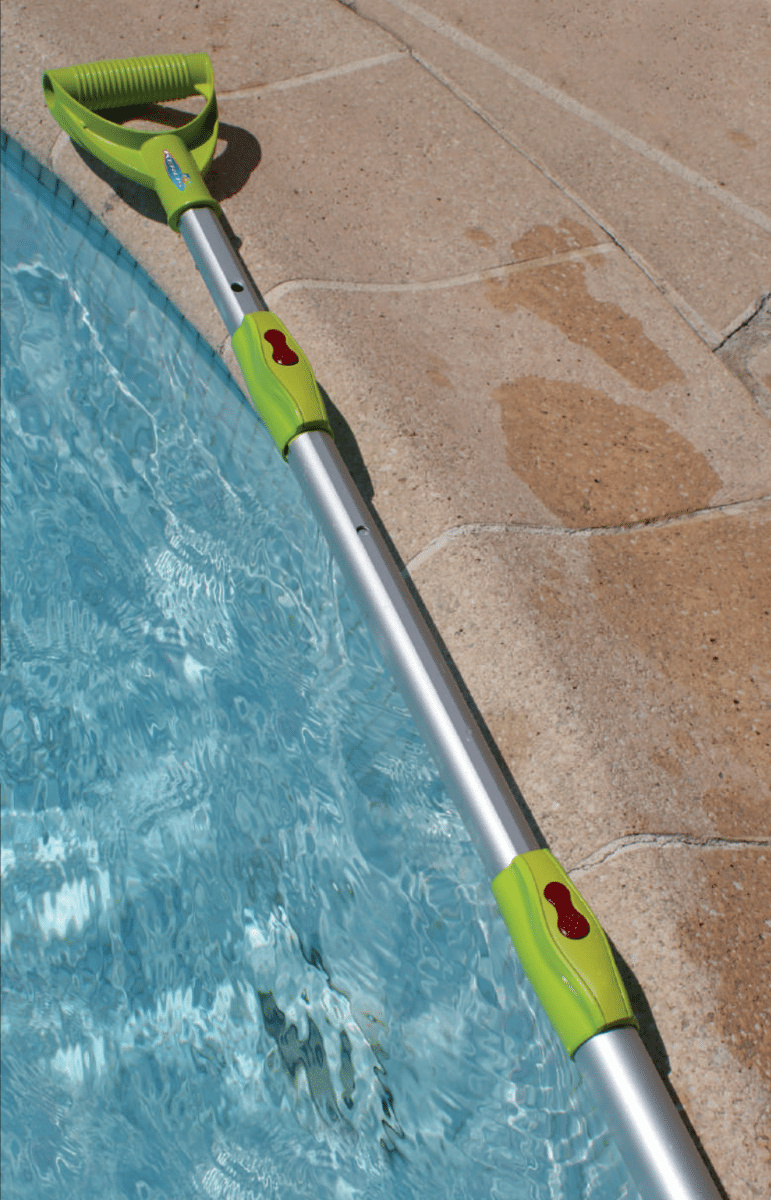 Teleskopstången ligger på en poolsarg