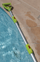 Teleskopstång med Handtag - 3,6m Teleskopstången ligger på en poolsarg