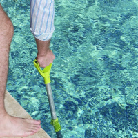 Teleskopstång med Handtag - 3,6m En man städar en pool med teleskopstången