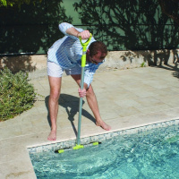 Den här teleskopstången är 3-delad En man städar en pool med teleskopstången