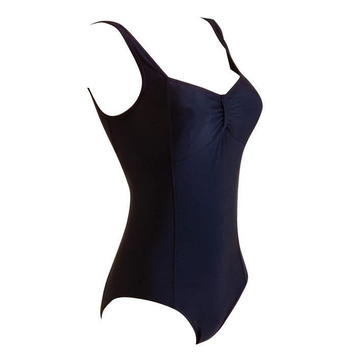 Baddräkten mot en vit bakgrund