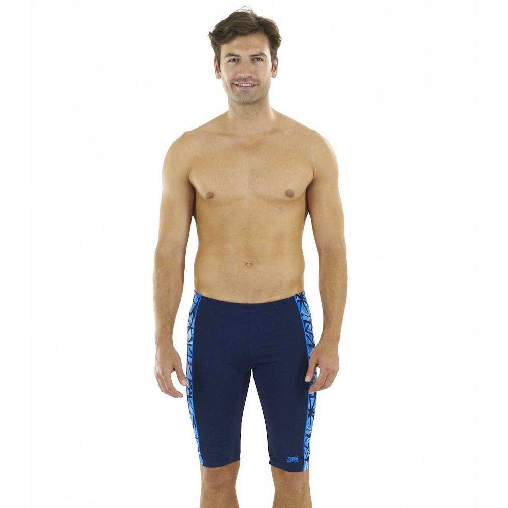 En man i badbyxorna sedd framifrån