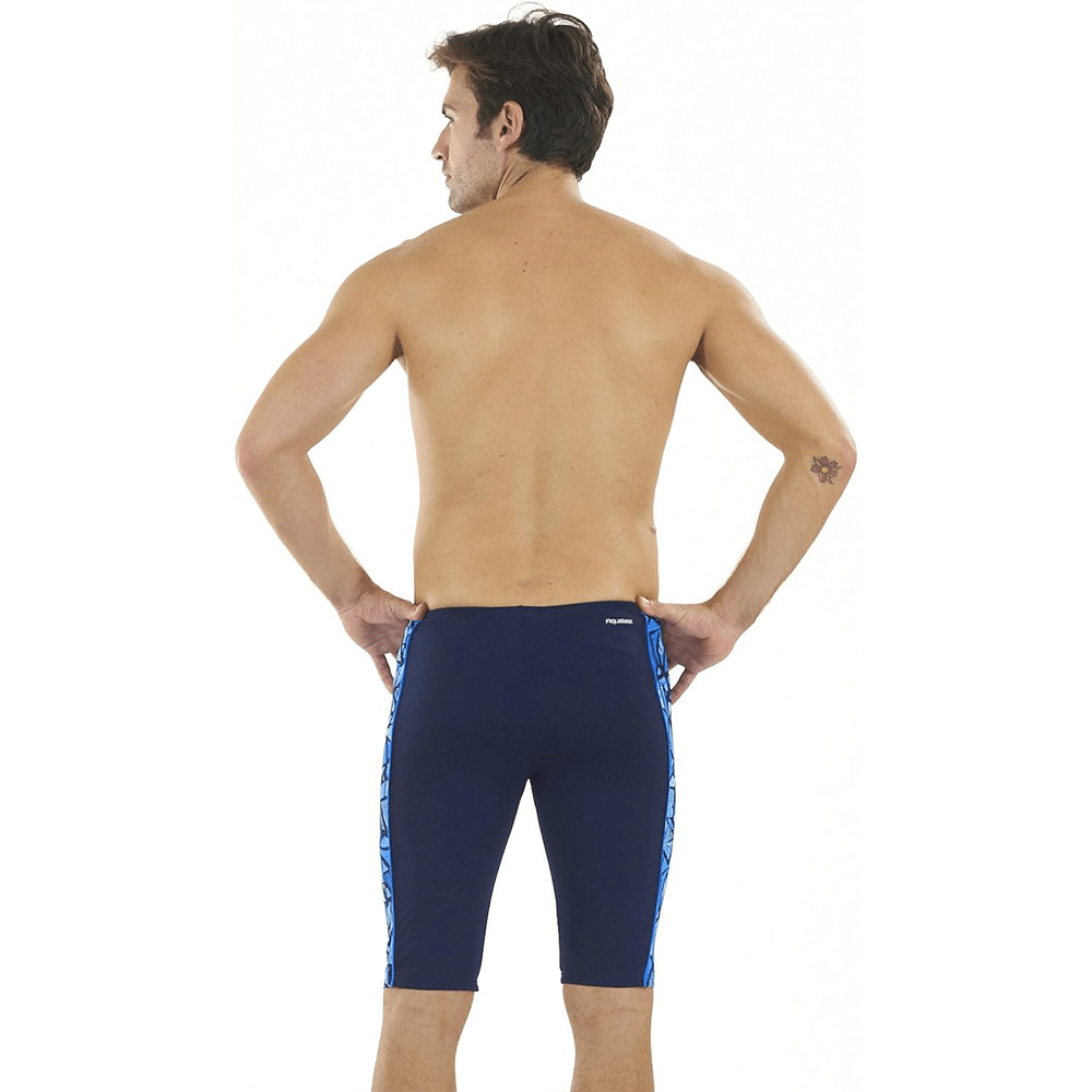 En man i badbyxorna sedd bakifrån