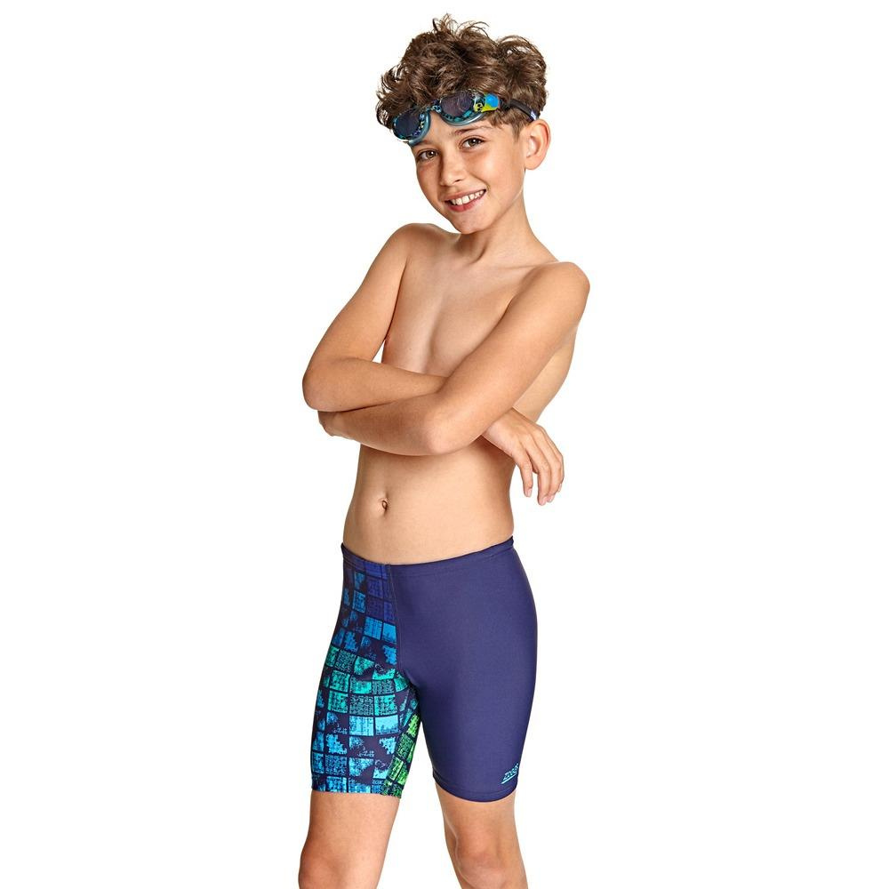 En pojke klädd i badbyxorna