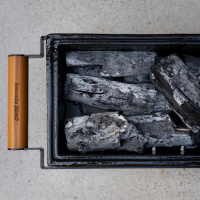 Bordsgrill Kamado Sumo Hibachi Närbild på grillen ovanifrån med nytt kol i