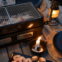 Bordsgrill Kamado Sumo Hibachi Närbild på bordsgrillen på ett dukat bord