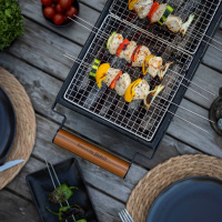 Bordsgrill Kamado Sumo Hibachi Grillen rakt ovanifrån med spett av kött och grönsaker på den