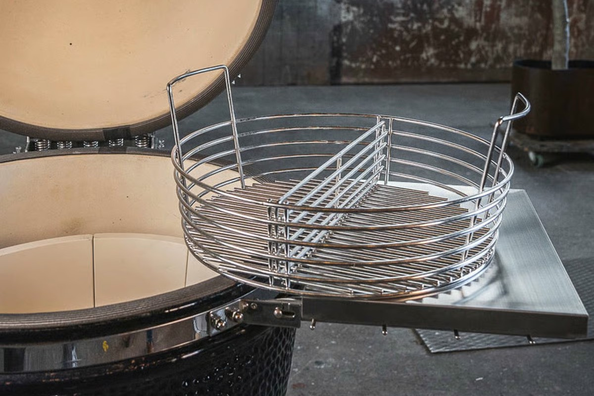 Grillens kolkorg stående på sidobordet 