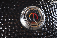 Tydlig termometer på locket Närbild på grillens termometer