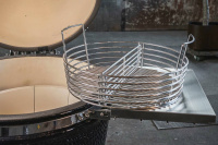 Kolkorg i rostfritt stål Grillens kolkorg stående på sidobordet