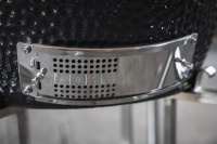 Bottenventil med skyddskärm Närbild på grillens bottenventil