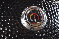 Tydlig termometer på locket Närbild på grillens termometer