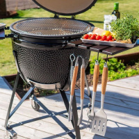 Grillgaffel Acacia Trä Grillgaffeln hänger tillsammans med andra verktyg på en Komodo Grill